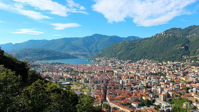 Veduta della città di Como e del suo lago